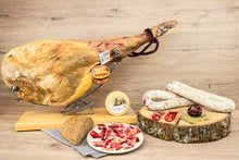 Cargar imagen en el visor de la galería, LOTE REGALO JAMÓN DUROC, QUESO Y EMBUTIDOS
