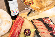 Cargar imagen en el visor de la galería, LOTE REGALO JAMÓN SERRANO, LOMO Y VINO