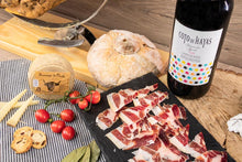 Cargar imagen en el visor de la galería, LOTE REGALO IBÉRICO CON VINO Y QUESO