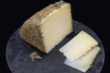 Cargar imagen en el visor de la galería, Queso de oveja manchego curado al romero "Vegasotuelamos" Cuña de 200gr
