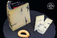 Cargar imagen en el visor de la galería, Queso de oveja manchego curado con trufa "Vega Sotuélamos" Cuña de 200gr